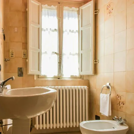 Historic With Swimming Pool Near Lucca Appartamento