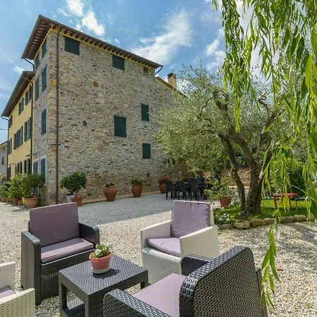 Historic With Swimming Pool Near Lucca Appartamento