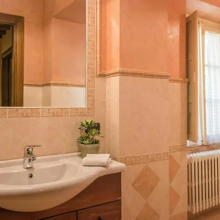 Historic With Swimming Pool Near Lucca Appartamento